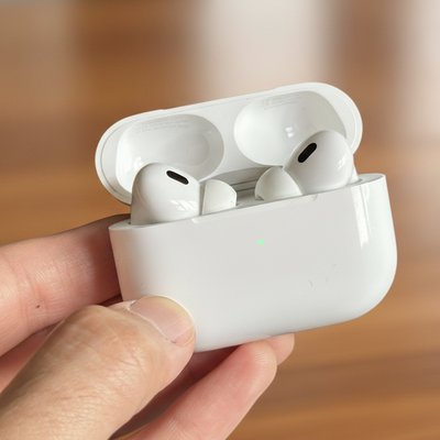 Apple AirPods Pro 2: in_hand